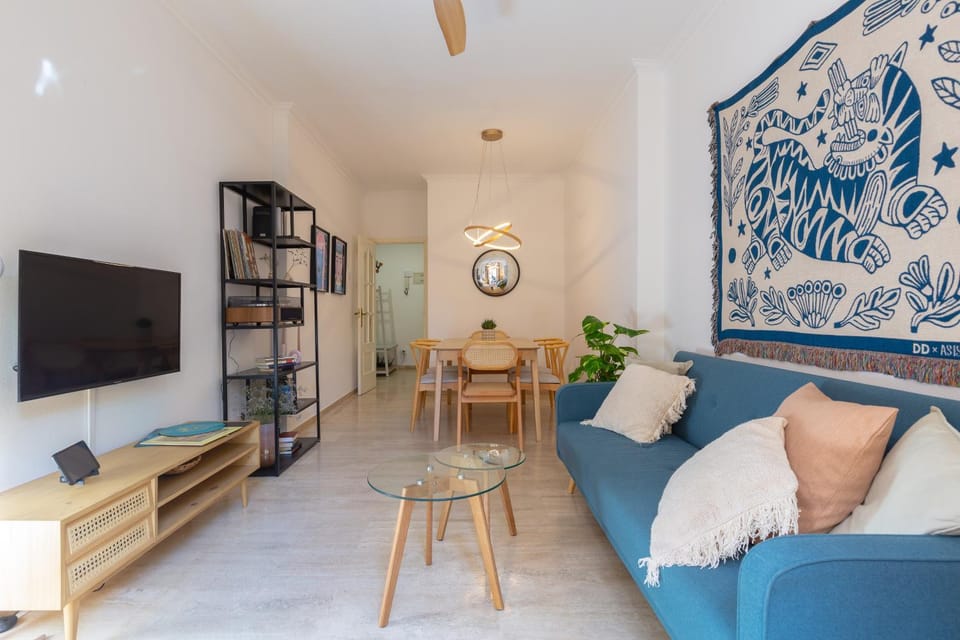 TV and multimedia, Living room, Dining area, fireplace, internet, air conditioner
