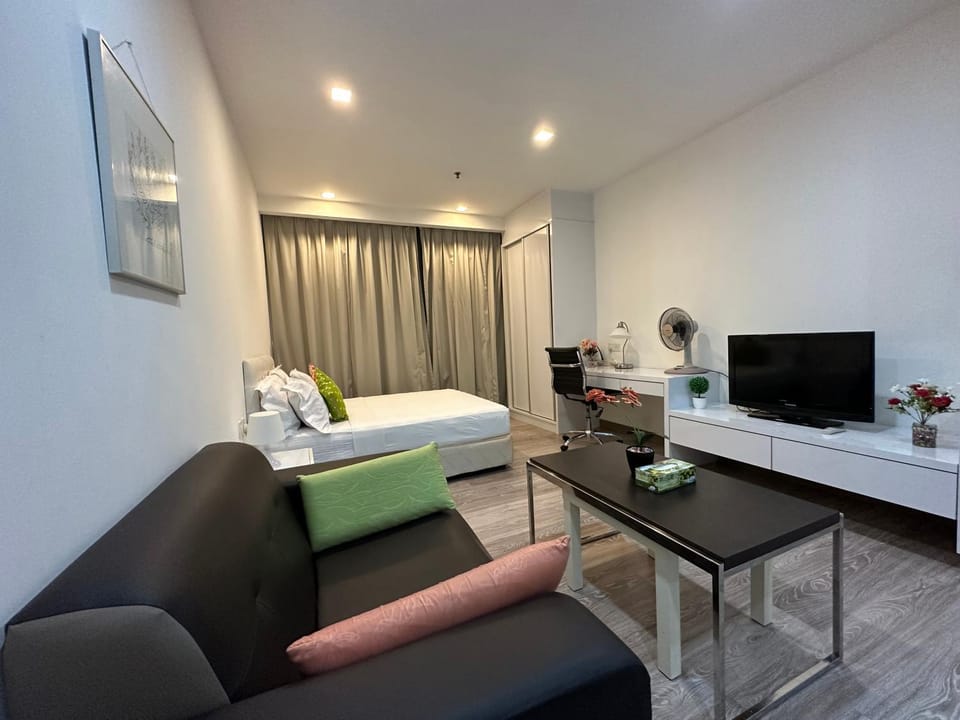 Communal lounge/ TV room, Living room, Seating area, Dining area, air conditioner