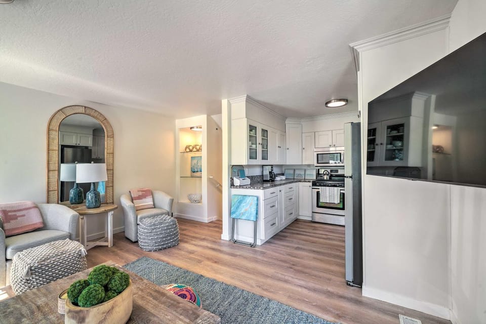 Cozy Cali Condo, Walk to Summerland Beach! House in Summerland
