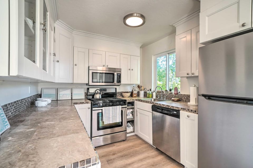 Cozy Cali Condo, Walk to Summerland Beach! House in Summerland