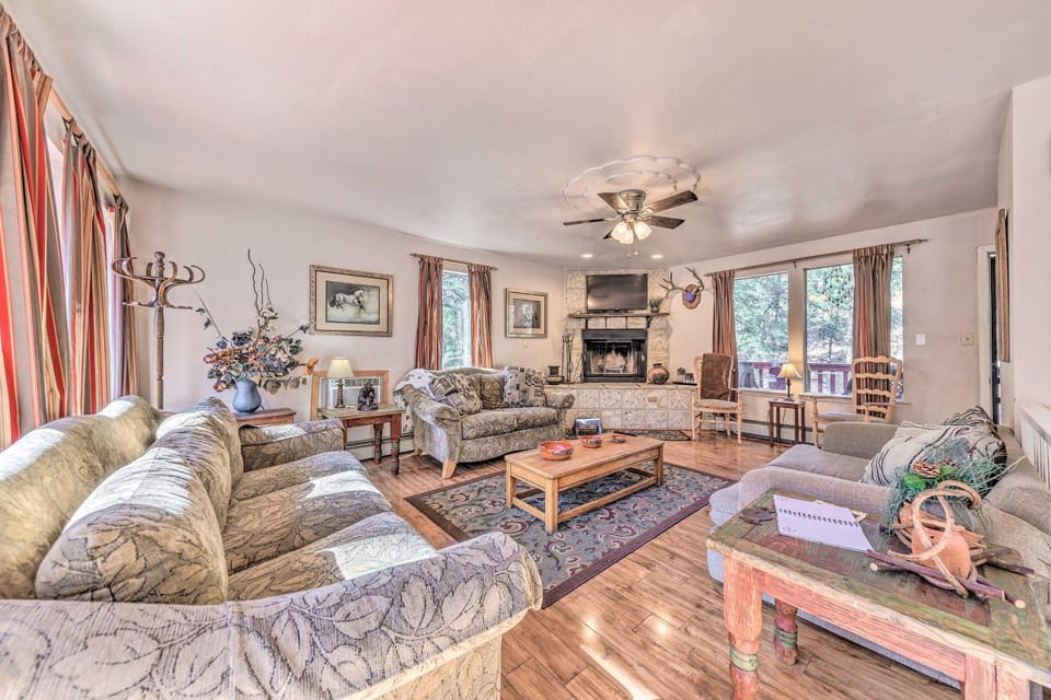 Dog-Friendly Alto Escape w/ Hot Tub + Foosball! House in Alto