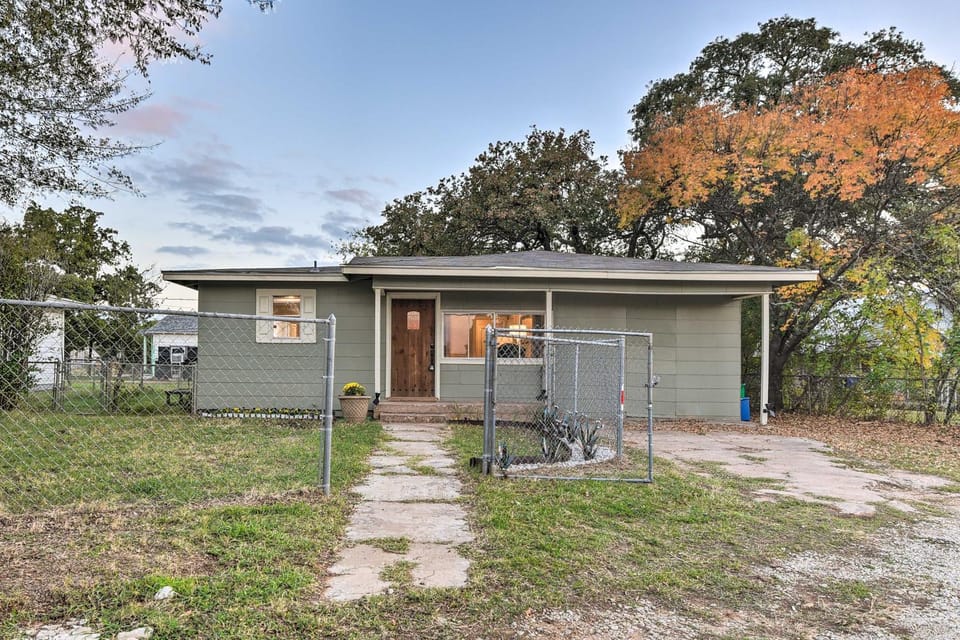 Cozy Graham Retreat ~ 3 Mi to Lake Eddleman! House in Texas