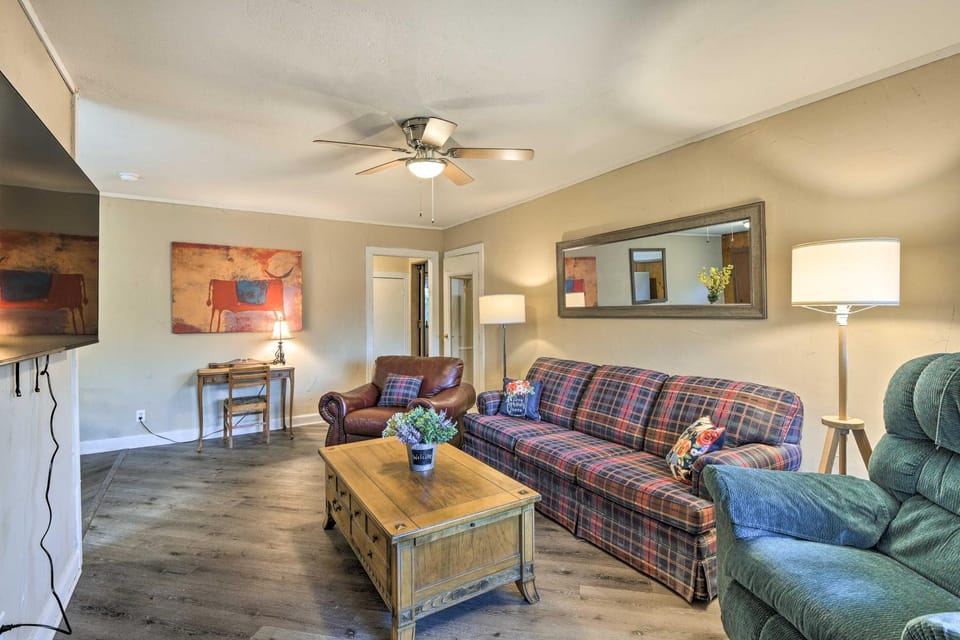 Cozy Graham Retreat ~ 3 Mi to Lake Eddleman! House in Texas