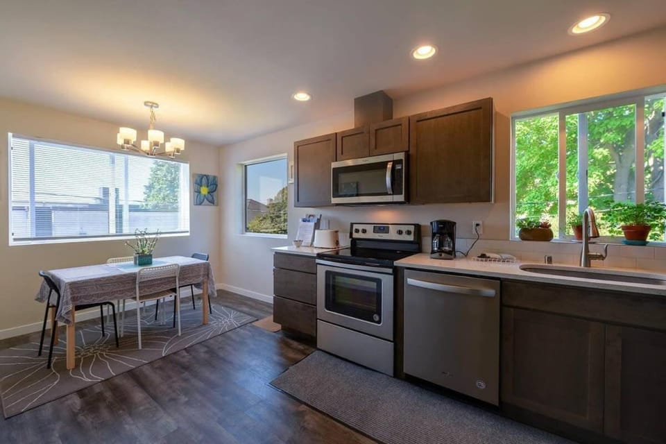 A-Seattle Urban Village- Guemes-Roof top view deck House in Lake Union