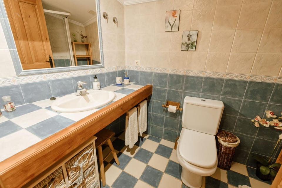 Toilet, Bathroom, Public Bath, heating, towels, towels