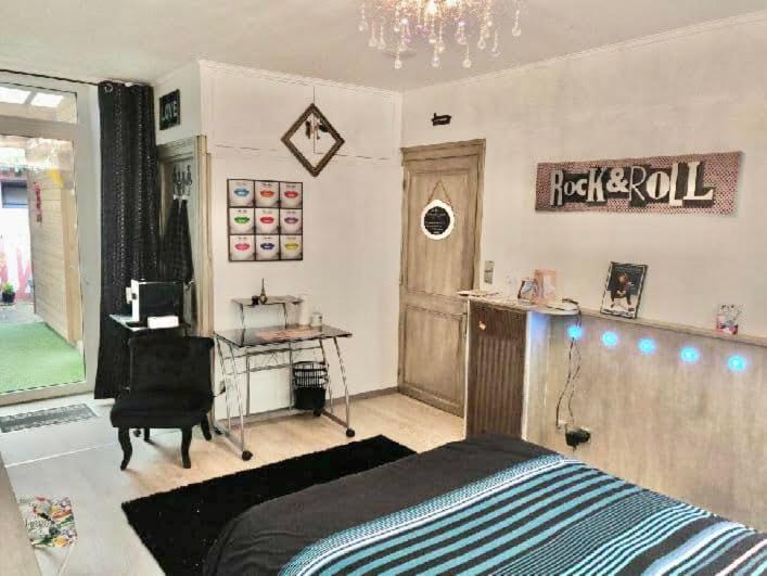 L'Entrée des Artistes, chambre avec terrasse et salle de bain privatives Vacation rental in Laval