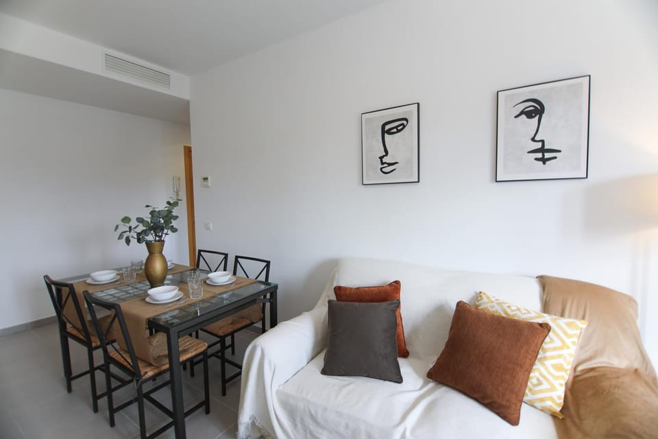Living room, Photo of the whole room, Decorative detail, Seating area, Dining area
