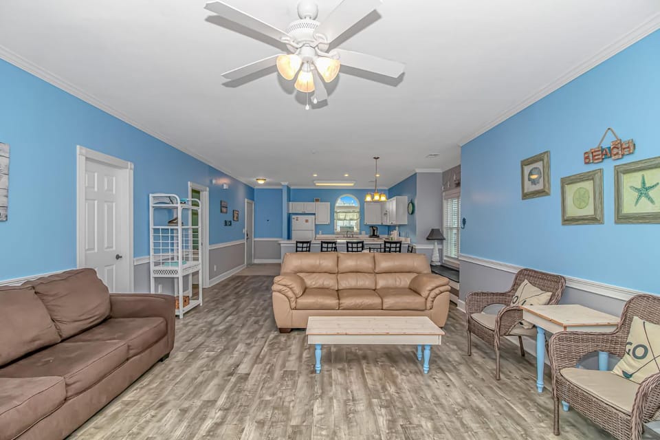 Spacious 2 bed 2 bath Golf Course Condo - Perfect for 6-8 Guests! Magnolia North Unit 201 Apartment in Myrtle Beach