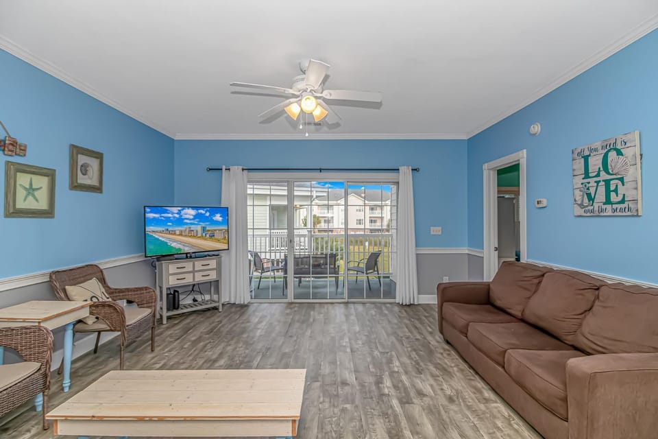 Spacious 2 bed 2 bath Golf Course Condo - Perfect for 6-8 Guests! Magnolia North Unit 201 Apartment in Myrtle Beach
