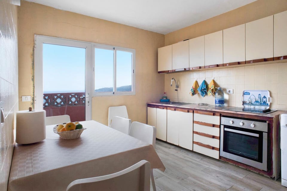 Property building, Kitchen or kitchenette, Living room