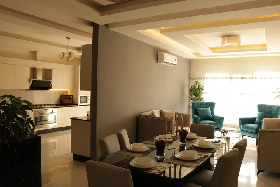 Dining area, Guests
