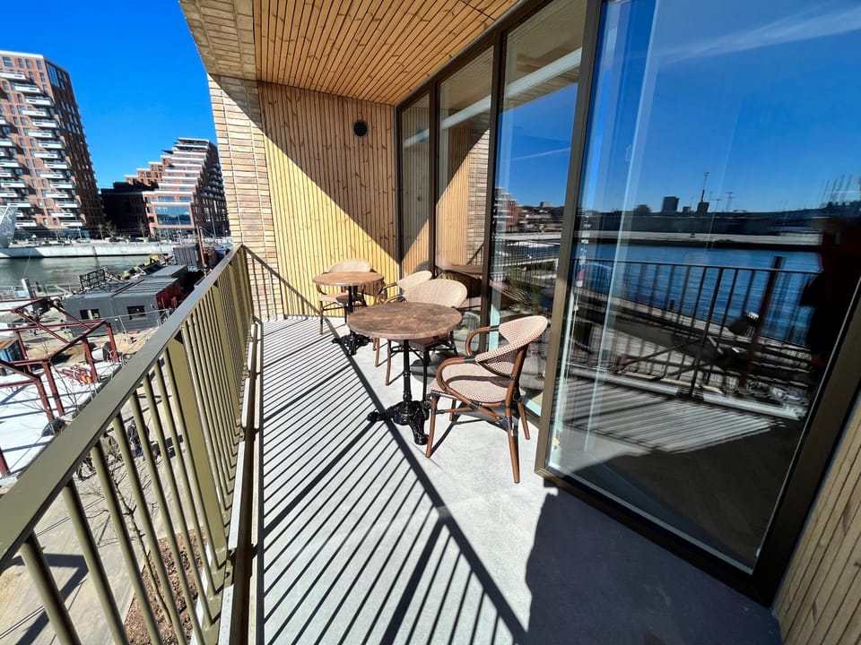 Apartment directly to seafront of Bassin 7 with big balcony and free parking Apartment in Aarhus