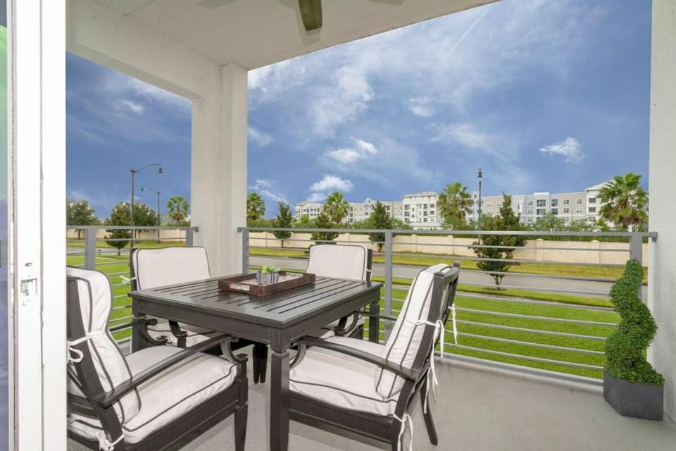 Summer, Seating area