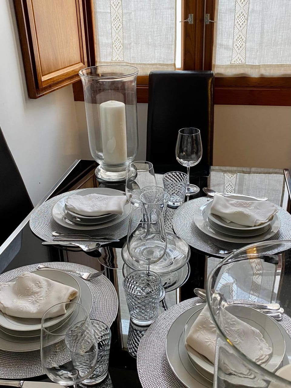 Living room, Seating area, Dining area, Food, Dinner