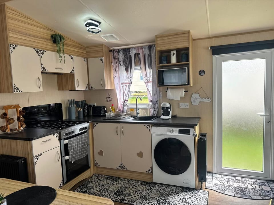 Fluffy Caravan Sleeps 4 Pet-Friendly House in Leysdown-on-Sea
