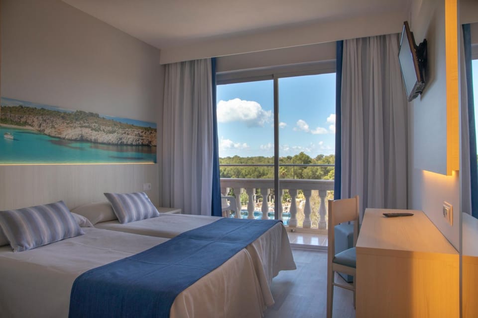 Bed, Photo of the whole room, Pool view