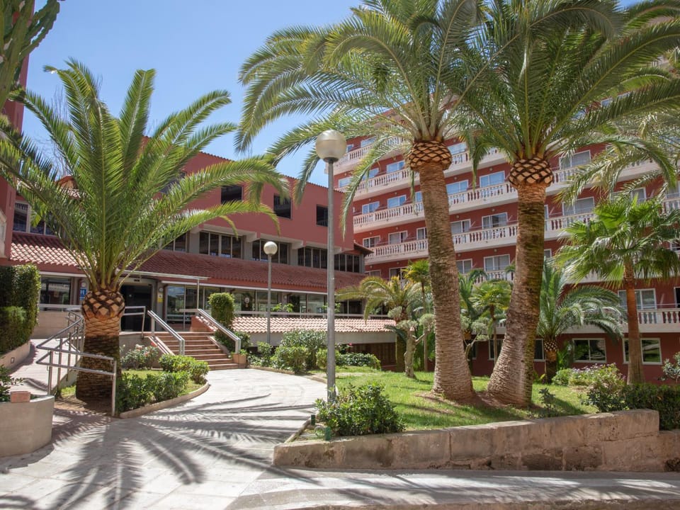 Property building, Facade/entrance, Garden