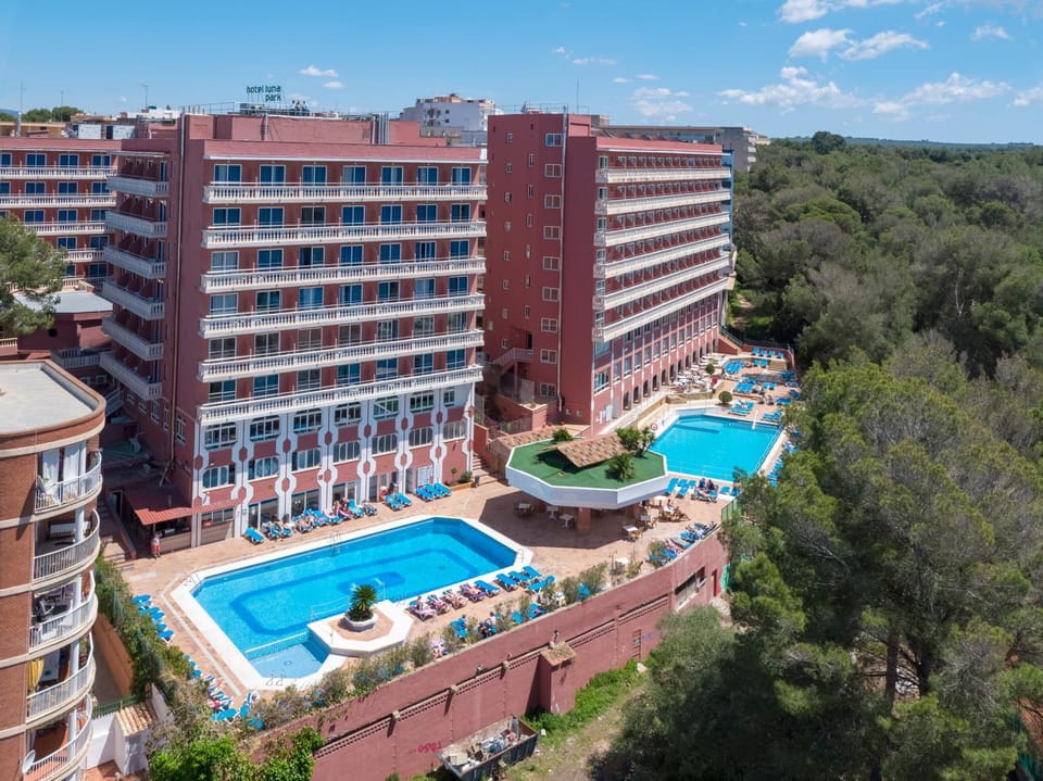 Facade/entrance, Bird's eye view, Pool view