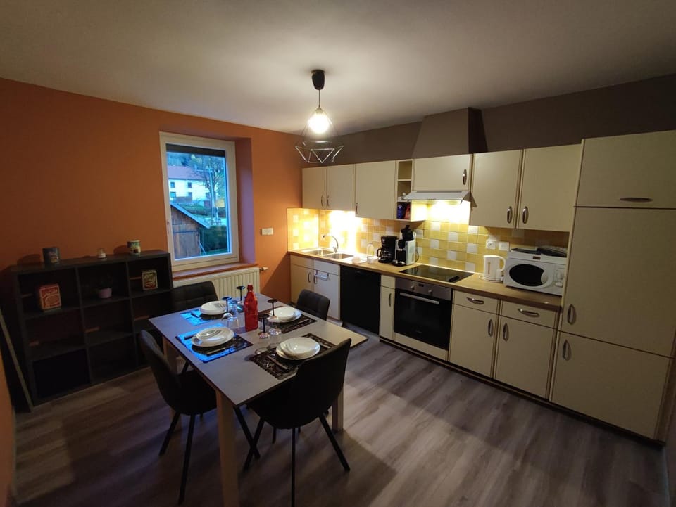 Coffee/tea facilities, dishwasher, hair dresser, locker, minibar, pet friendly, storage, stove, kitchen