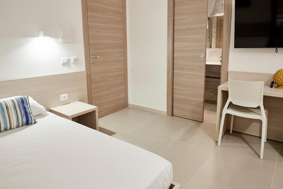 Bed, TV and multimedia, Bedroom