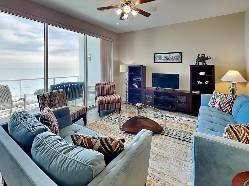 TV and multimedia, View (from property/room), Balcony/Terrace, Living room, Seating area, Sea view, furniture