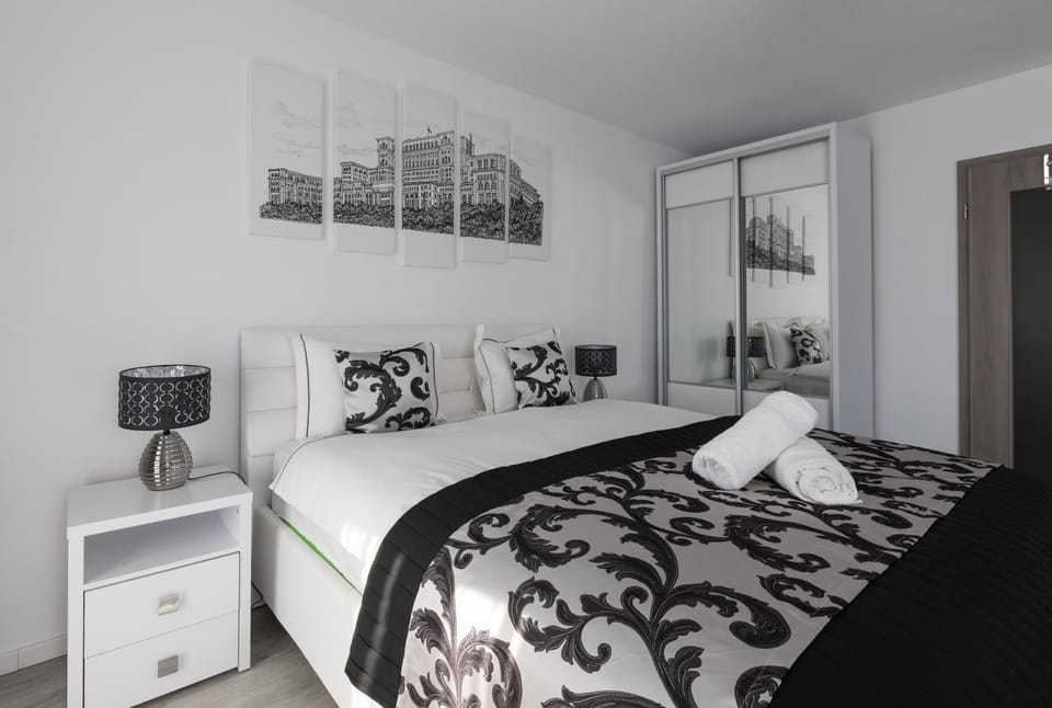 Bed, Bedroom, towels, wardrobe