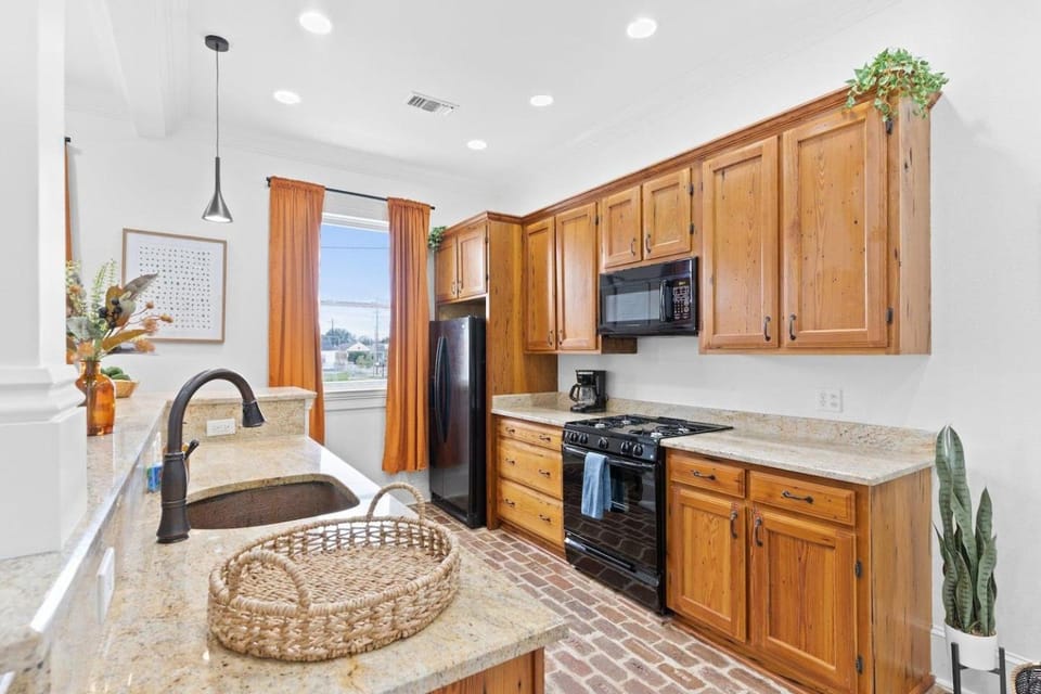 2BR Creole retreat w kitchen & parking House in New Orleans