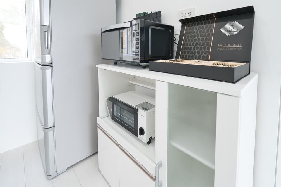 Kitchen or kitchenette, minibar