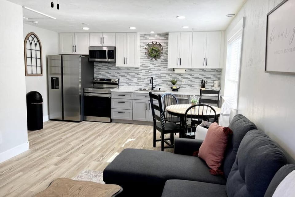 Guest Suites 1996 #3 - Cozy 1 bedroom 1 bath suite Apartment in Idaho Falls