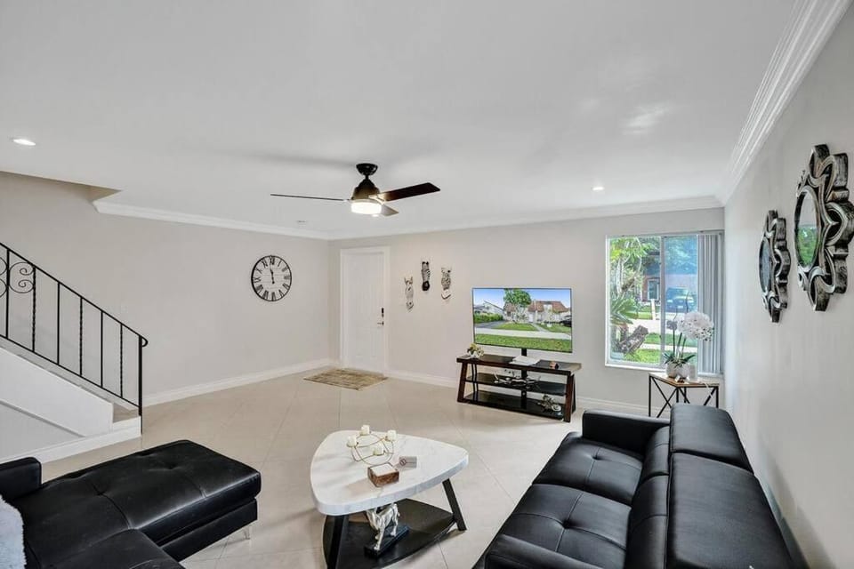 By Hard Rock Guitar Hotel casino 7 min walk House in Dania Beach