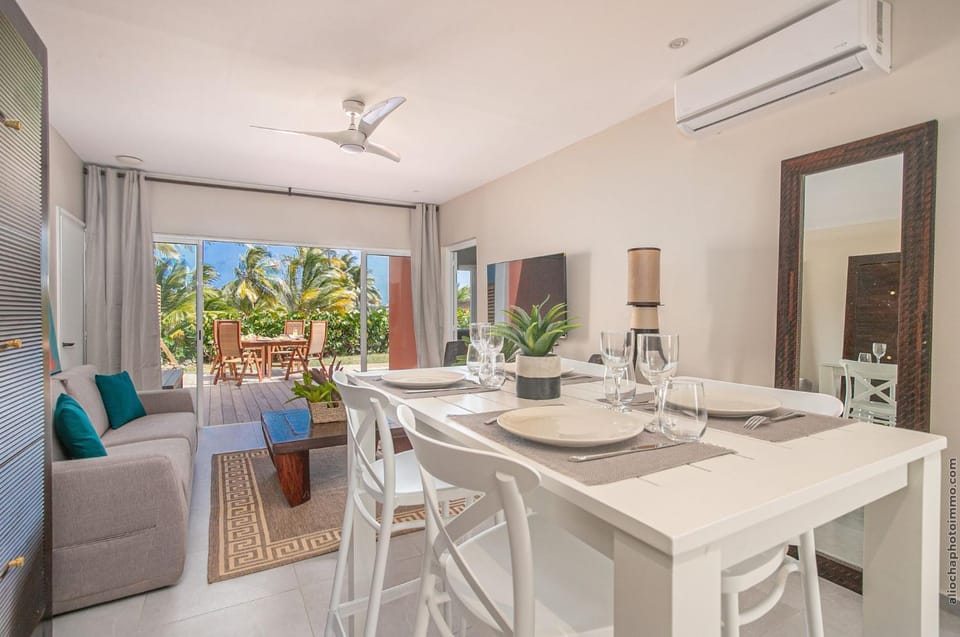 Living room, Seating area, Dining area