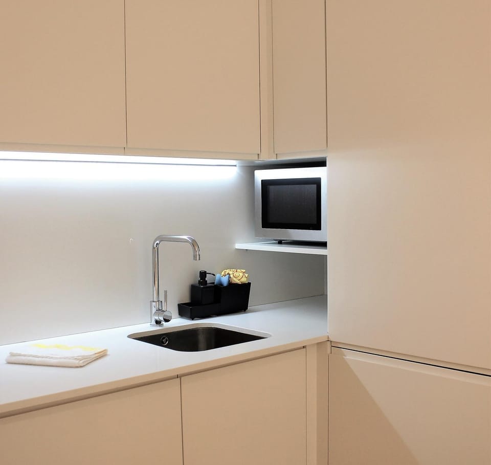 Kitchen or kitchenette, minibar, stove, toaster