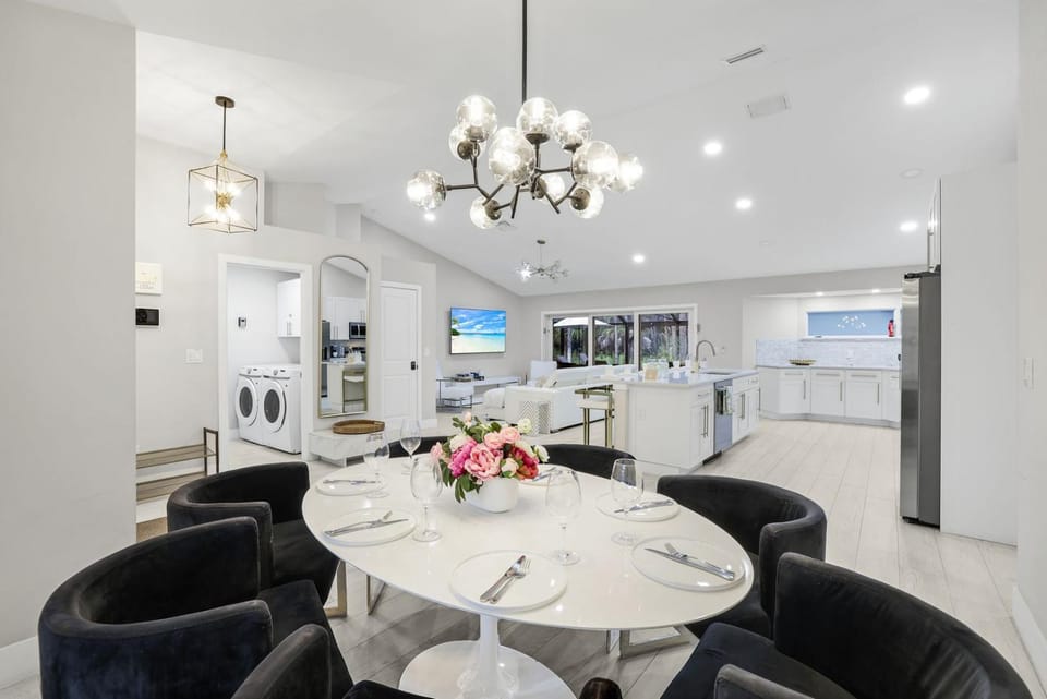 Food and drinks, Seating area, Dining area, Dinner, Drinks