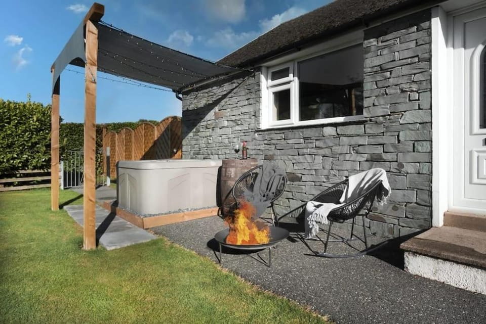 Property building, Patio, Day, Hot Tub, Seating area