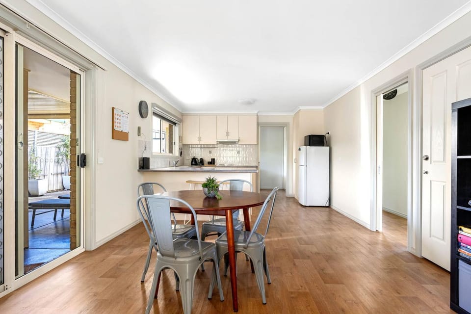 Kitchen or kitchenette, Dining area, minibar, pet friendly, stove