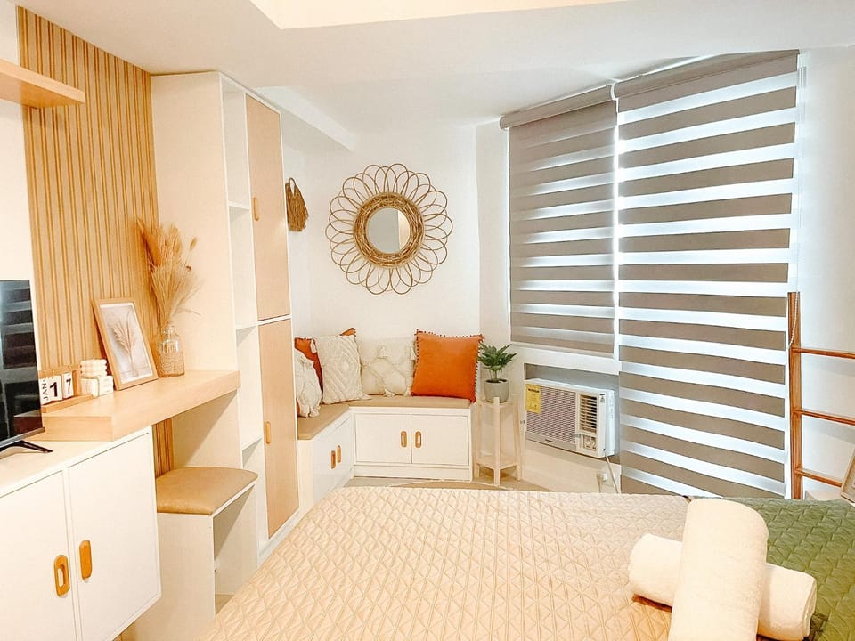Bed, Seating area