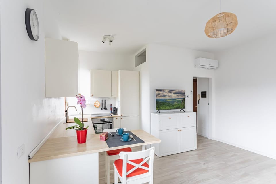 Kitchen or kitchenette, Dining area, pet friendly, stove, air conditioner