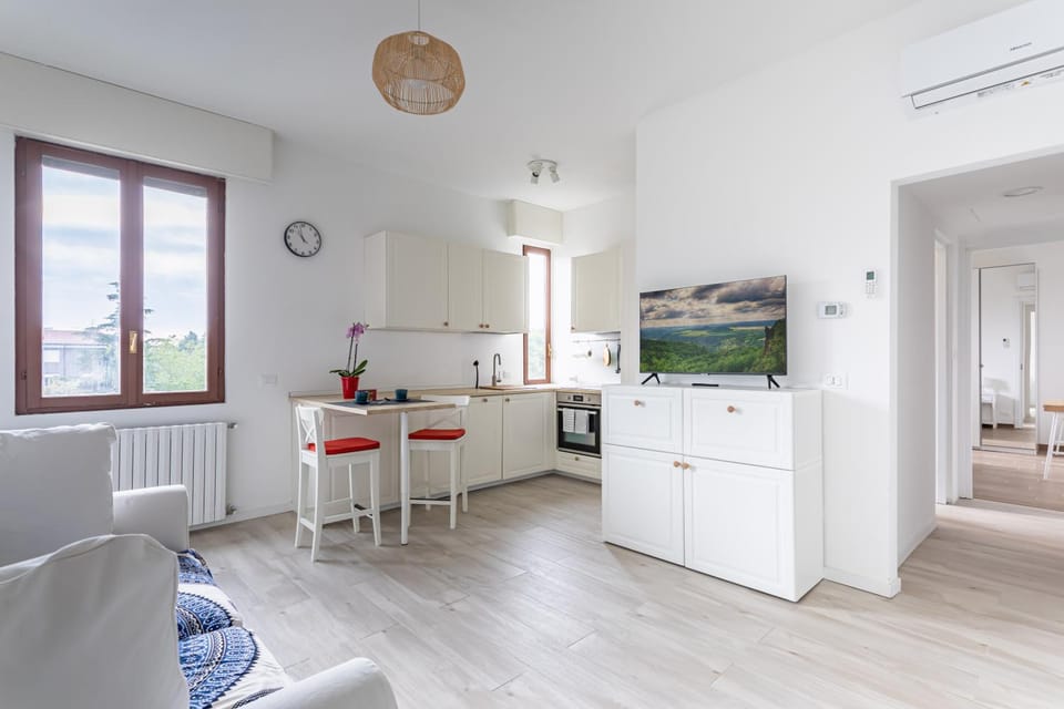 TV and multimedia, Kitchen or kitchenette, Living room, Seating area, Dining area