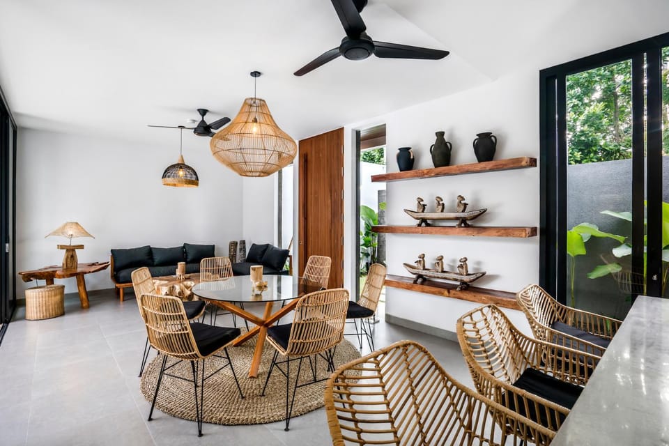 Living room, Seating area, Dining area, fireplace
