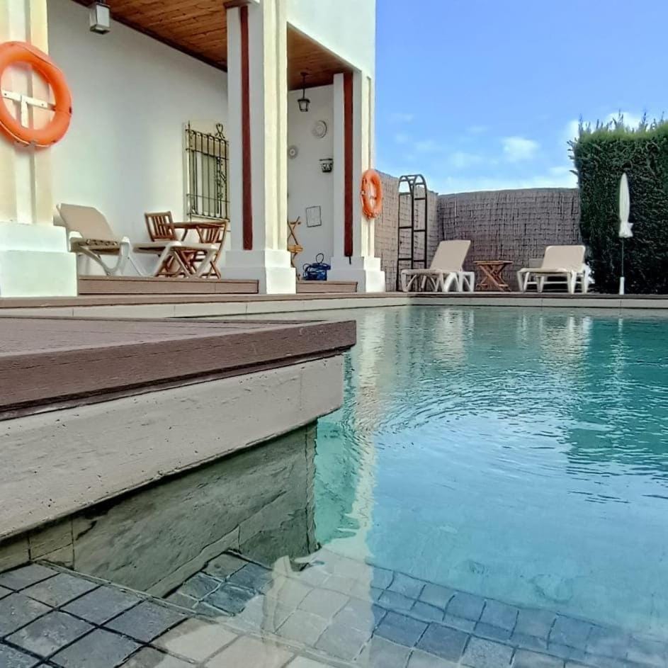 Swimming pool, sunbed