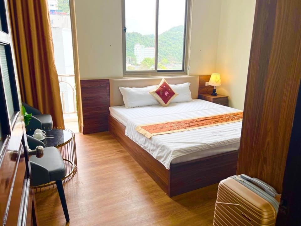 Bed, TV and multimedia, Living room, Photo of the whole room, Seating area