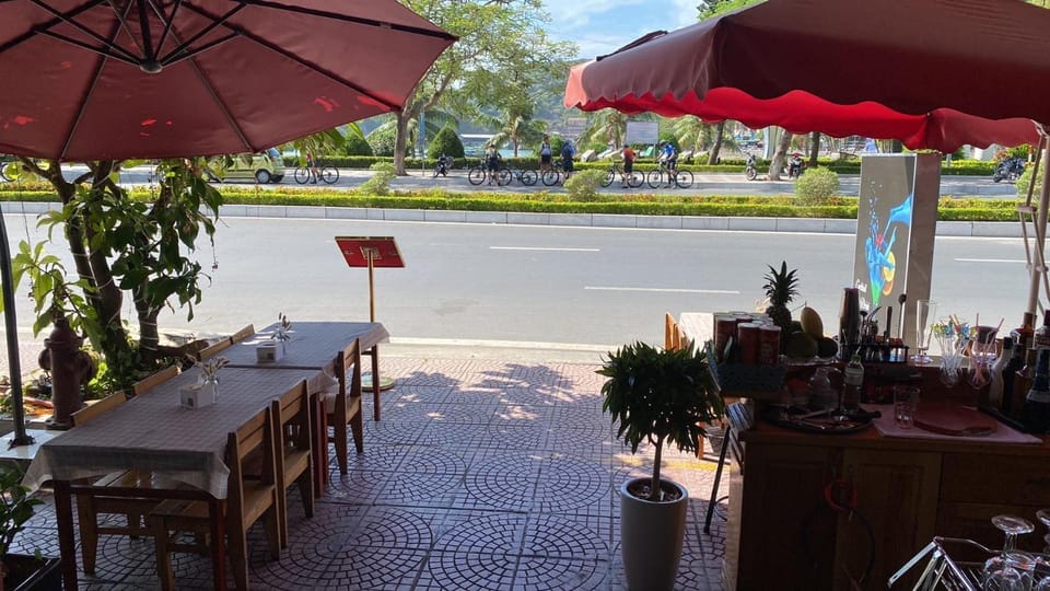 Patio, Restaurant/places to eat, Day, Natural landscape, Banquet/Function facilities, Lake view, River view