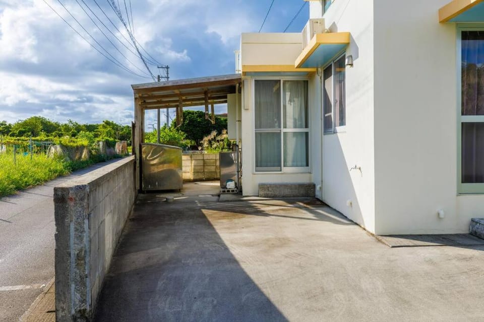 1棟貸切ホテルKanasa 最大12名まで宿泊可能 海と緑に囲まれたプライベートハウス House in Okinawa Prefecture