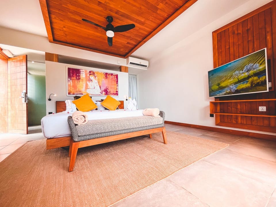 Bed, TV and multimedia, Bedroom