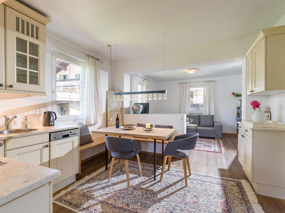 Kitchen or kitchenette, Seating area, dishwasher