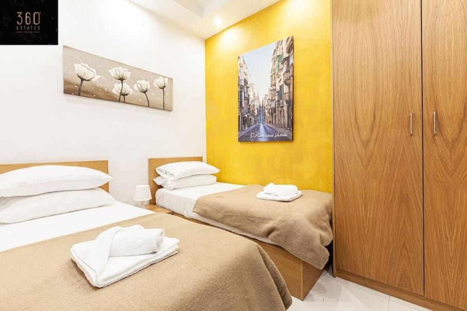 Seafront 4BR APT with mesmerising Balcony & VIEWS by 360 Estates Apartment in Sliema