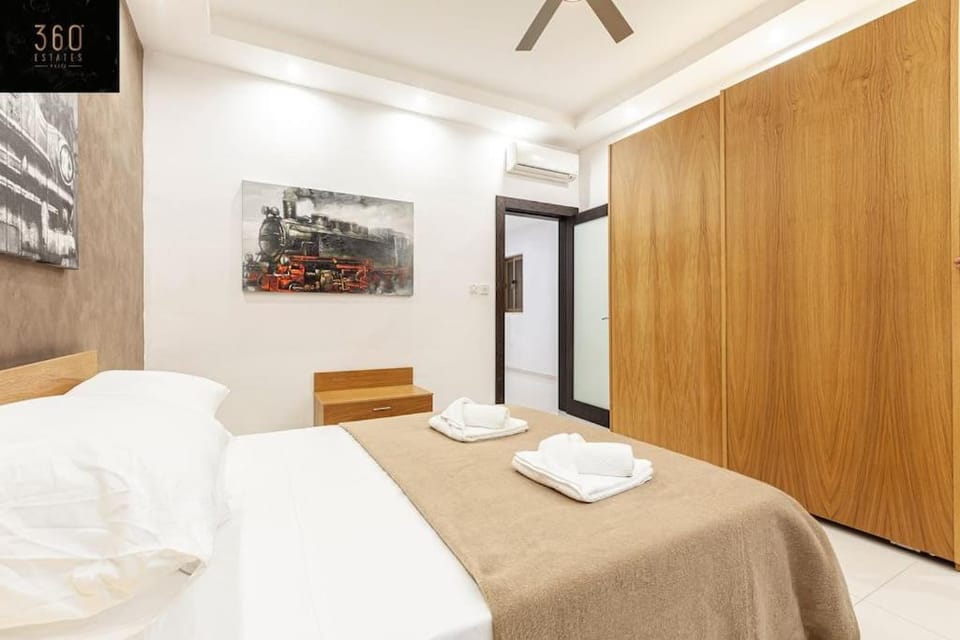 Seafront 4BR APT with mesmerising Balcony & VIEWS by 360 Estates Apartment in Sliema