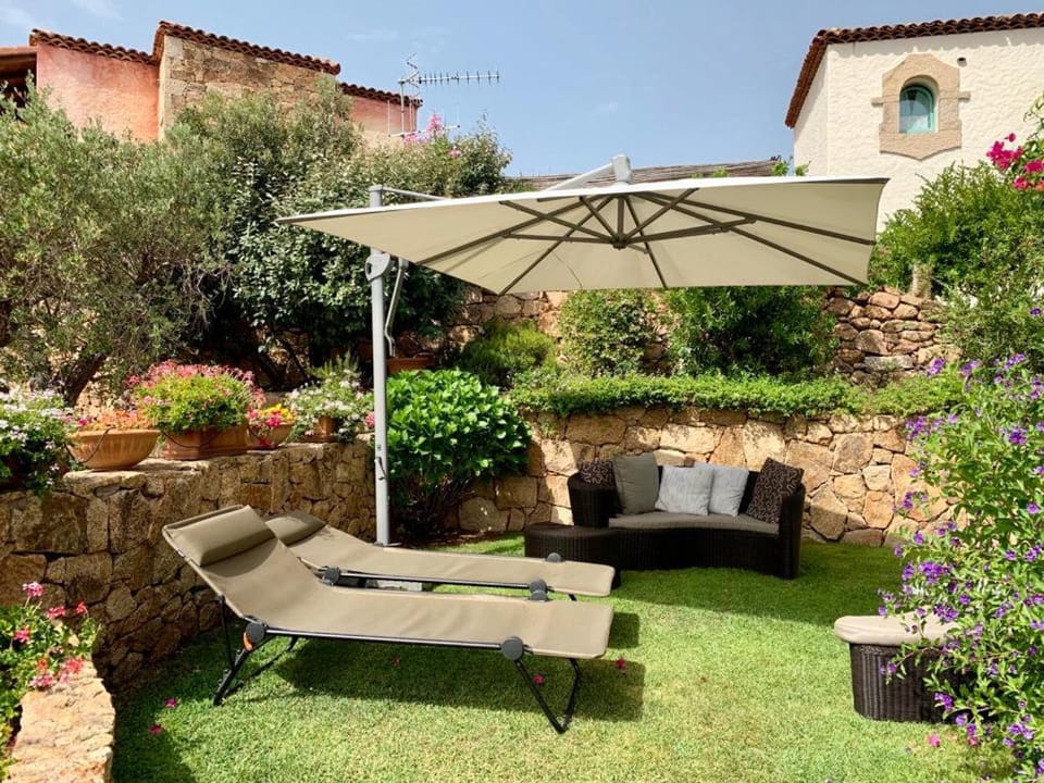 Property building, Patio, Restaurant/places to eat, Day, Garden, Seating area, Breakfast