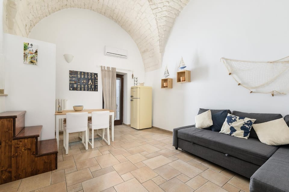 Photo of the whole room, Seating area, Dining area, oven, air conditioner