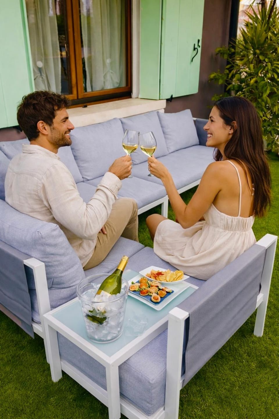Patio, People, Food and drinks, Seating area, Food, Guests, Drinks, group of guests